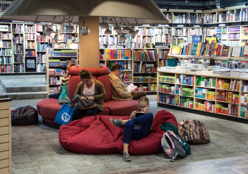 ecommerce-VALDEROURE-min_books_bookstore_book_reader_readers_reading_shop_sale_books-849006