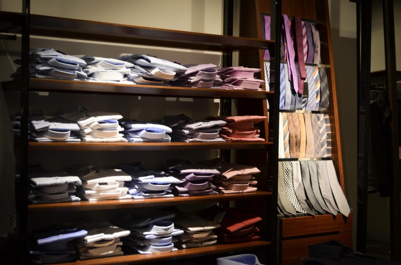 ecommerce-VALDEROURE-min_shirts_exhibition_shop_shopping_shelf_buy_business_clothing-940715