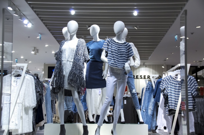 ecommerce-VALDEROURE-min_shopping_mall_shop_windows_fashionable_clothes_feminine_weakness_the_temptation_slender_women_mannequin_lifestyle-1044785